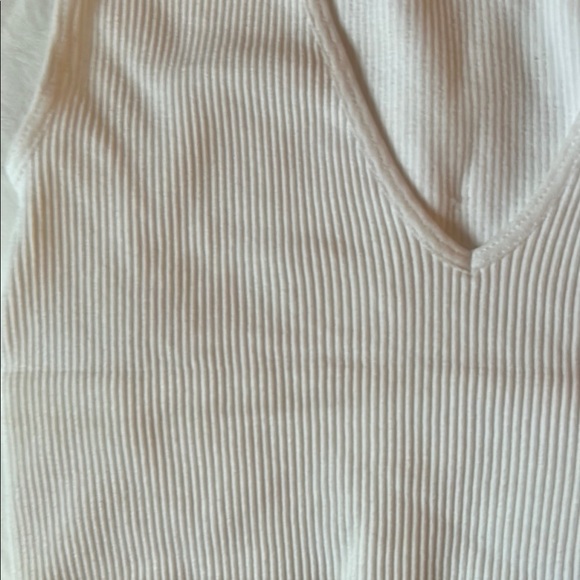🌿Elegant White Ribbed Tank Top🌿 - Picture 4 of 4